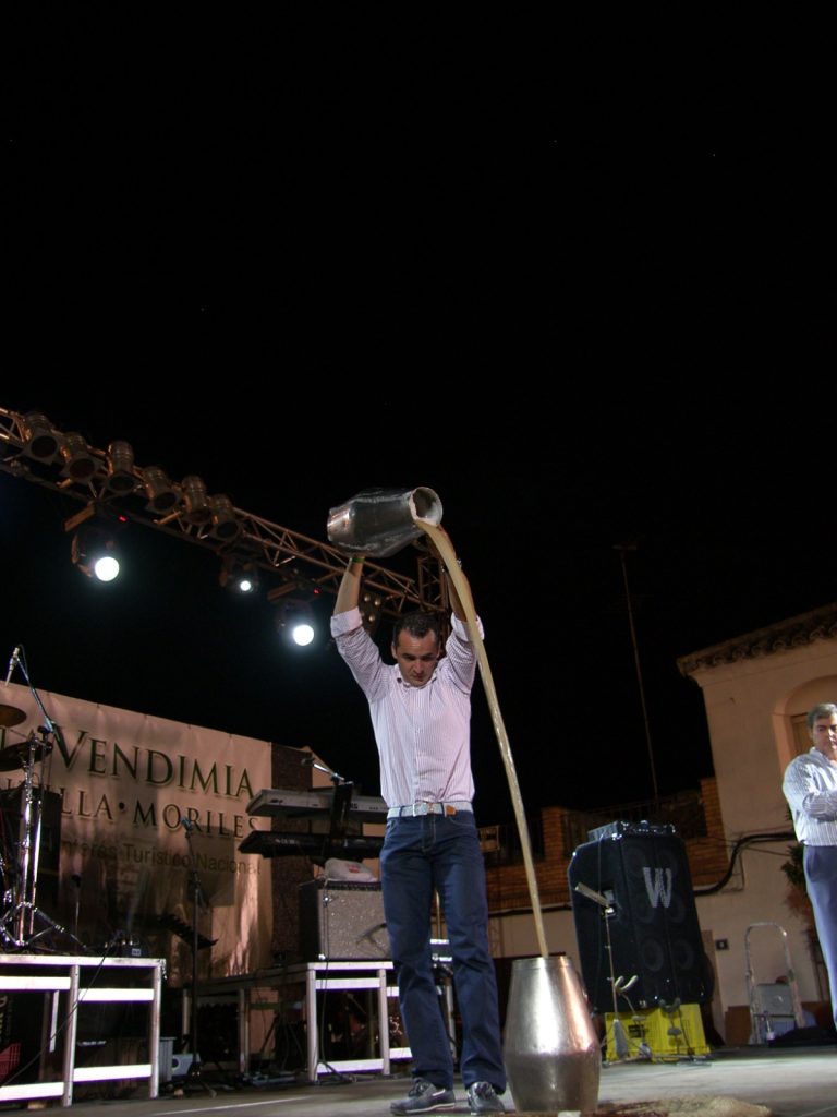 José Manuel Ruz explicando el arte del venenciado en un evento nocturno