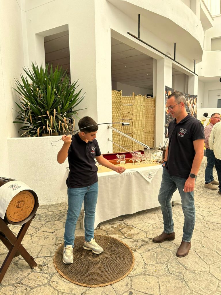 José Manuel Ruz, venenciador, sirviendo vino en un evento nocturno en Montilla