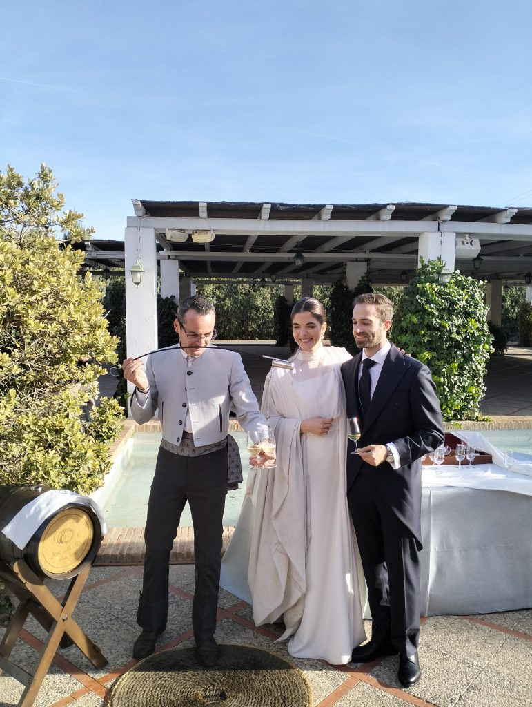 José Manuel Ruz, venenciador, presentando la venencia en una boda en un cortijo de Montilla