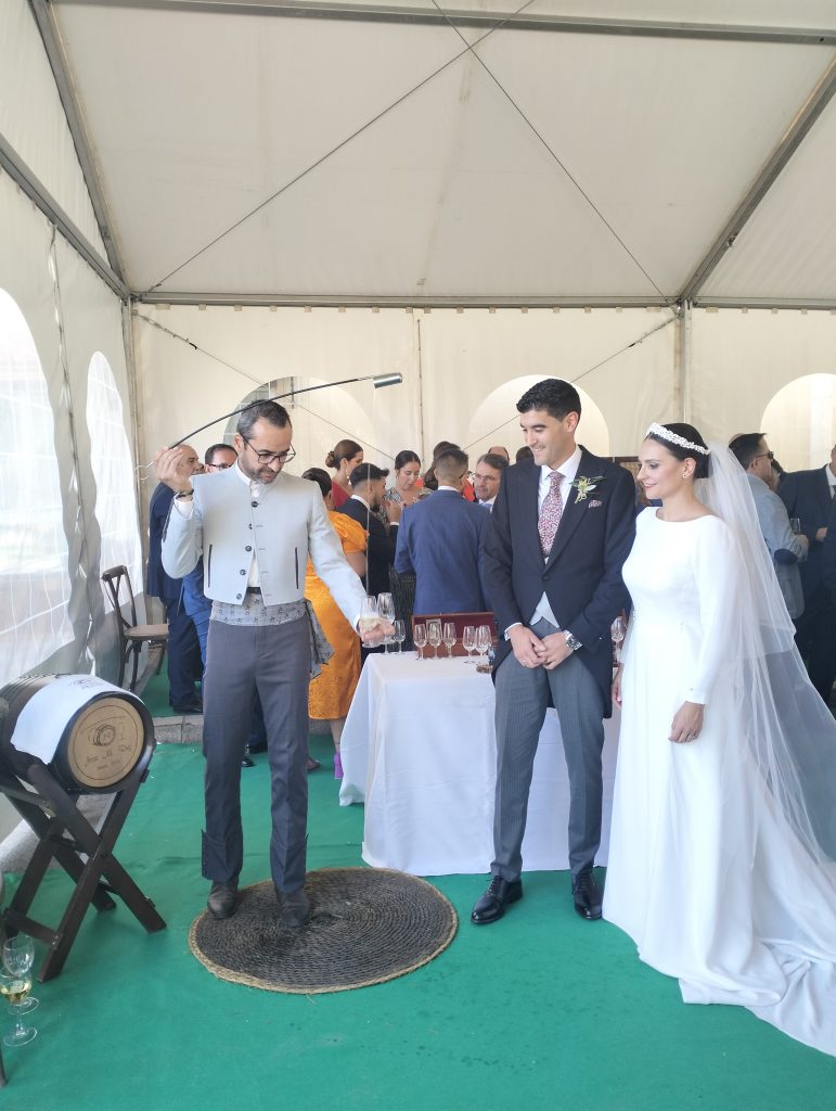 José Manuel Ruz, venenciador de Montilla, junto a invitados en una boda